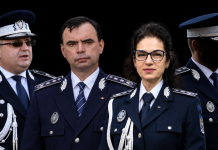 Cine conduce, de fapt, MAI: patru nume care nu pleacă odată cu miniștrii Patru șefi din Ministerul Afacerilor Interne în uniforme de ceremonie (ilustrație generată cu inteligență artificială)